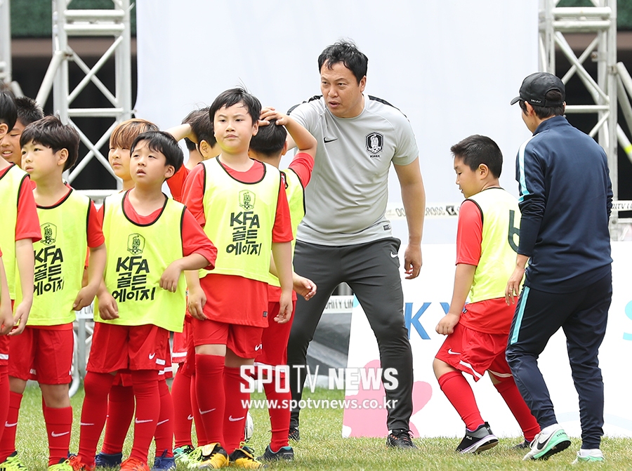 [포토S] 이운재, 다정한 축구 선생님