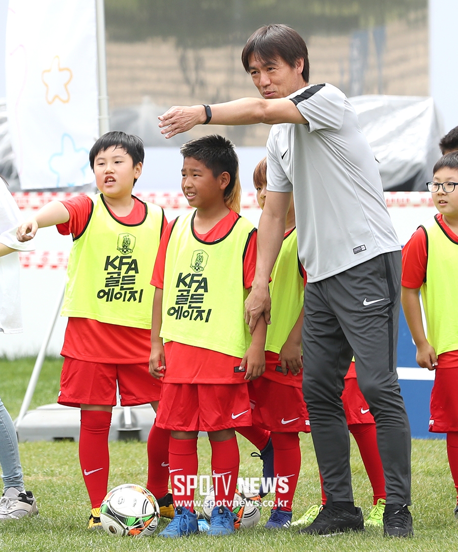 [포토S] 홍명보, 친절한 축구 선생님