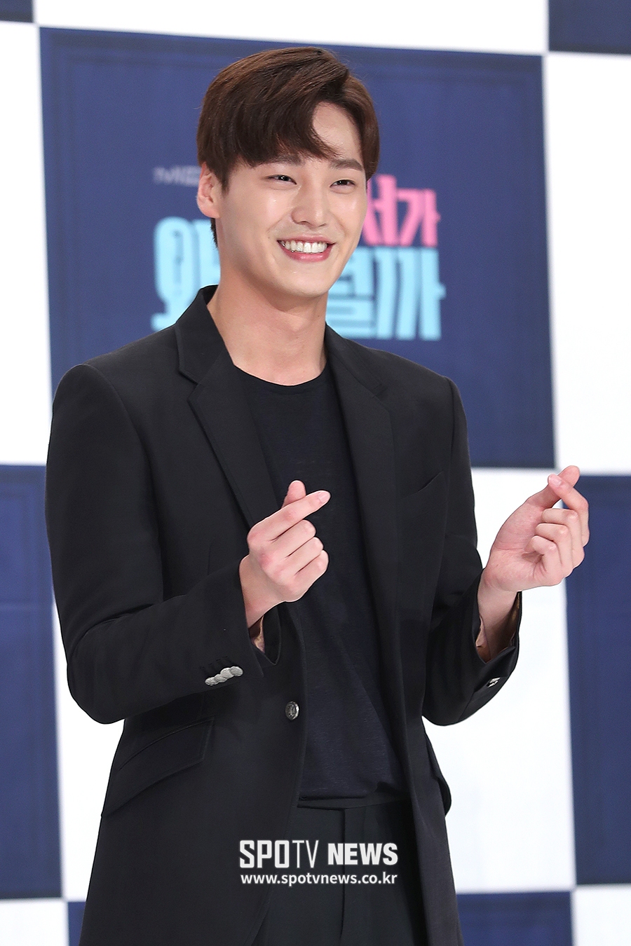 [포토S] 이태환, '하트 받으세요~'