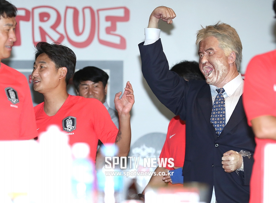 [포토S] 이천수, '히딩크 감독님 너무 무섭게 만들어진거 아니에요?'