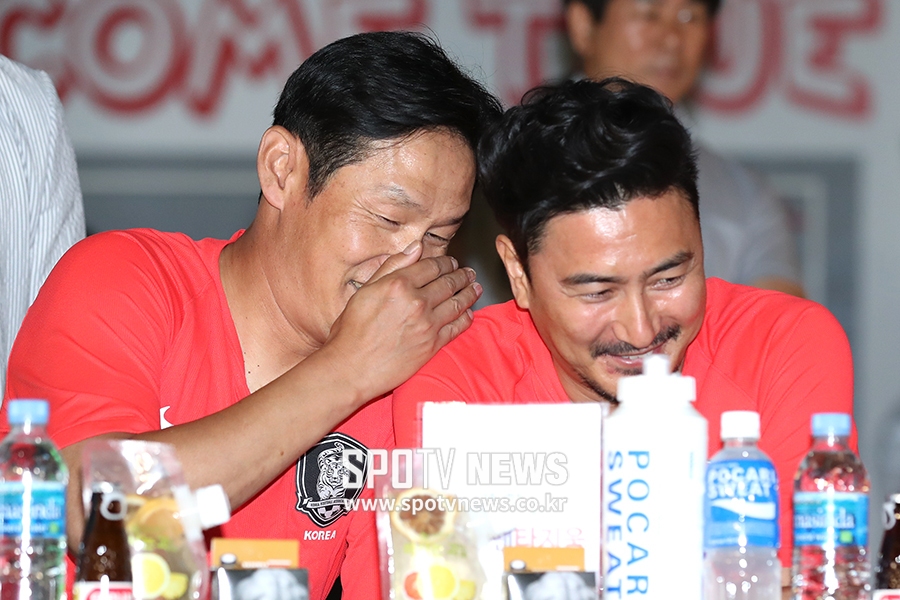 [포토S] 최용수-안정환, 속닥속닥