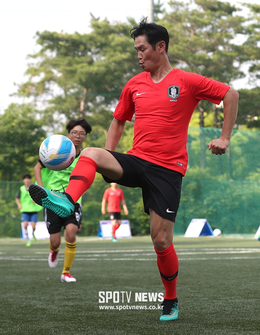 [포토S] 최용수, 아직까지도 부드러운 몸놀림