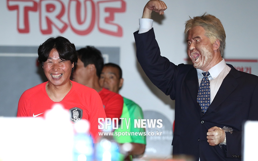 [포토S] 최성용, 히딩크 감독님 옆에서 환한 미소!
