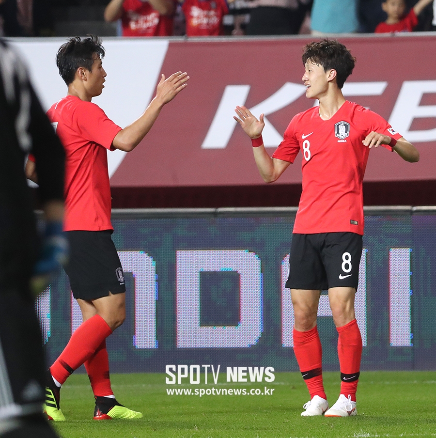 [포토S] 구자철과 득점 하이파이브 하는 이재성