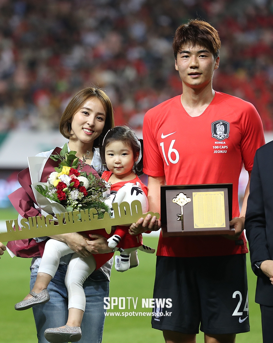 [포토S] 센츄리클럽 기성용, 아름다운 아내 한혜진 축하받으며