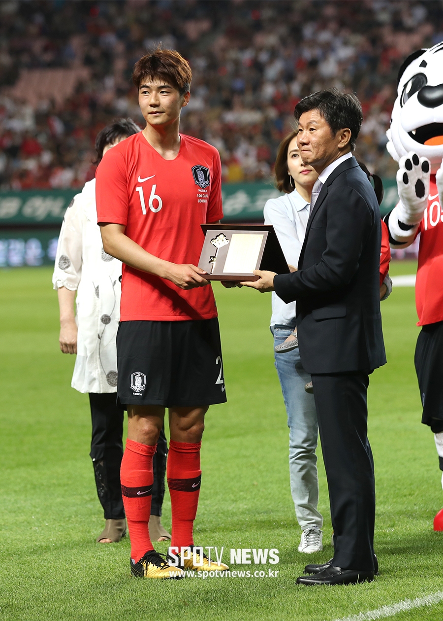 [포토S] 센츄리클럽 가입 기념패 받는 기성용
