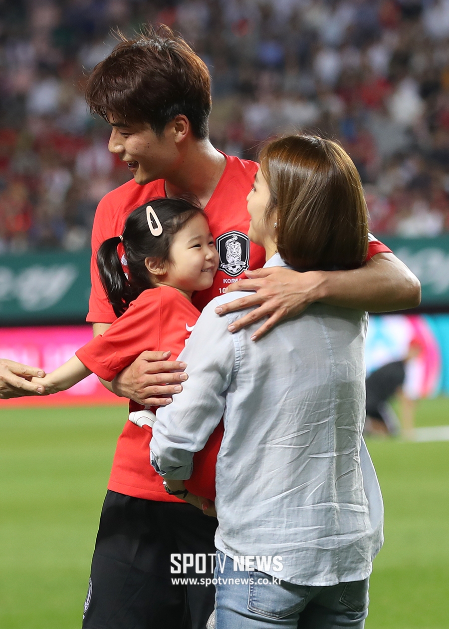 [포토S] 기성용, 사랑하는 아내 한혜진 축하받으며