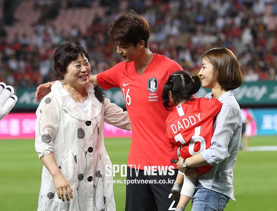 [포토S] 센츄리클럽 가입한 기성용, 사랑하는 가족들과 함께
