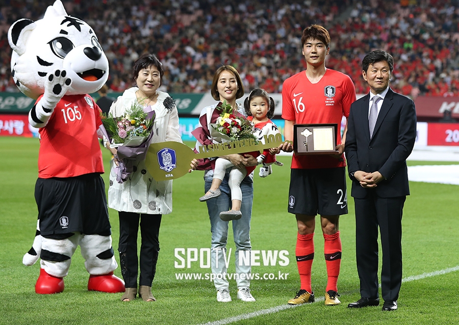 [포토S] 배우 한혜진, 남편 기성용 ‘센추리클럽’ 가입 축하