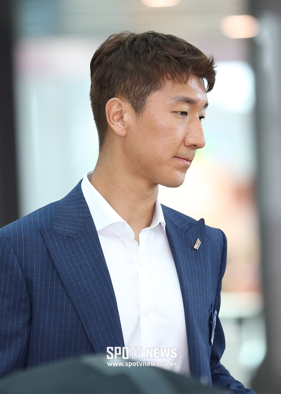 [포토S] 출국장 향하는 정우영