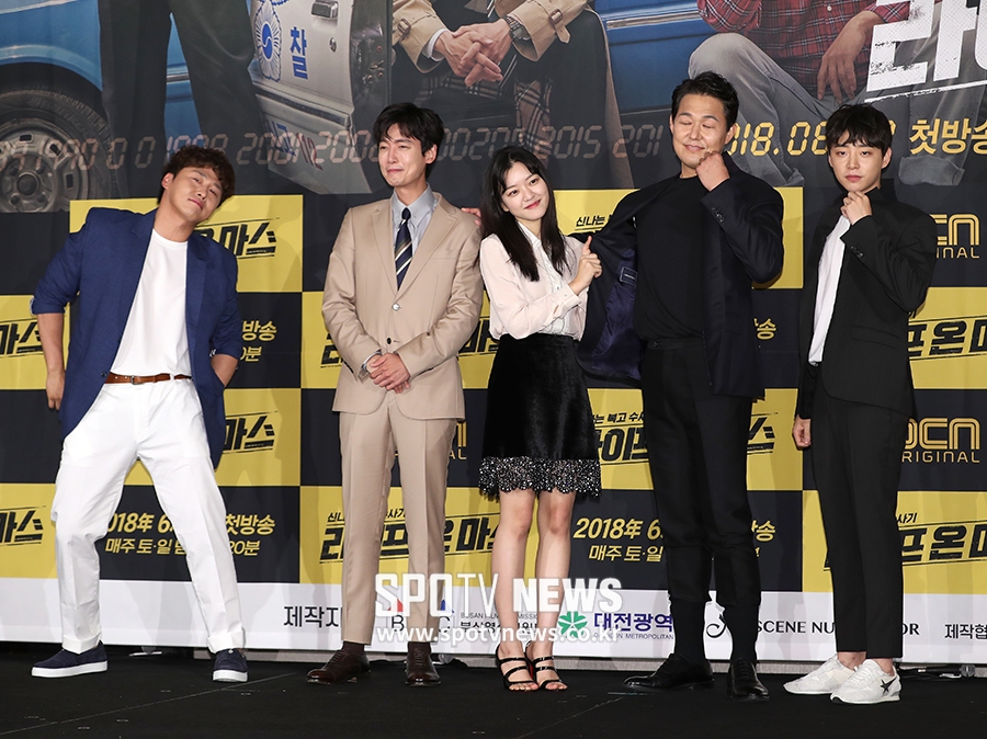 [포토S] 라이프 온 마스, 복고 느낌 물씬~