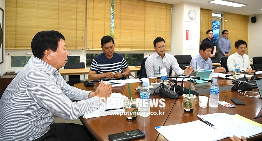 [포토S] 선동열 감독과 코치진, AG 최종 엔트리 회의