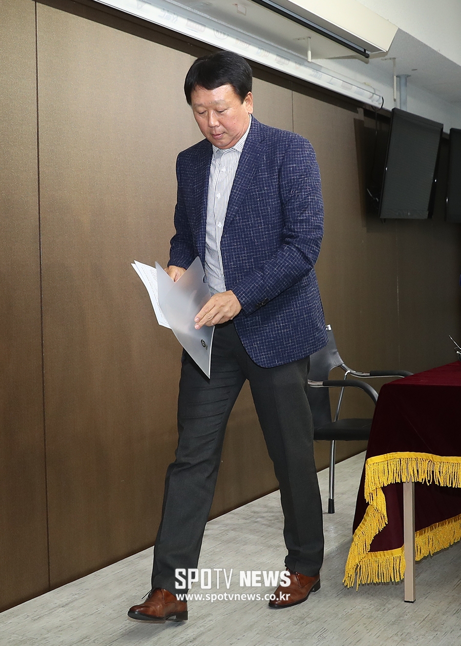 [포토S] 선동열 감독, 길었던 명단 발표를 마치고