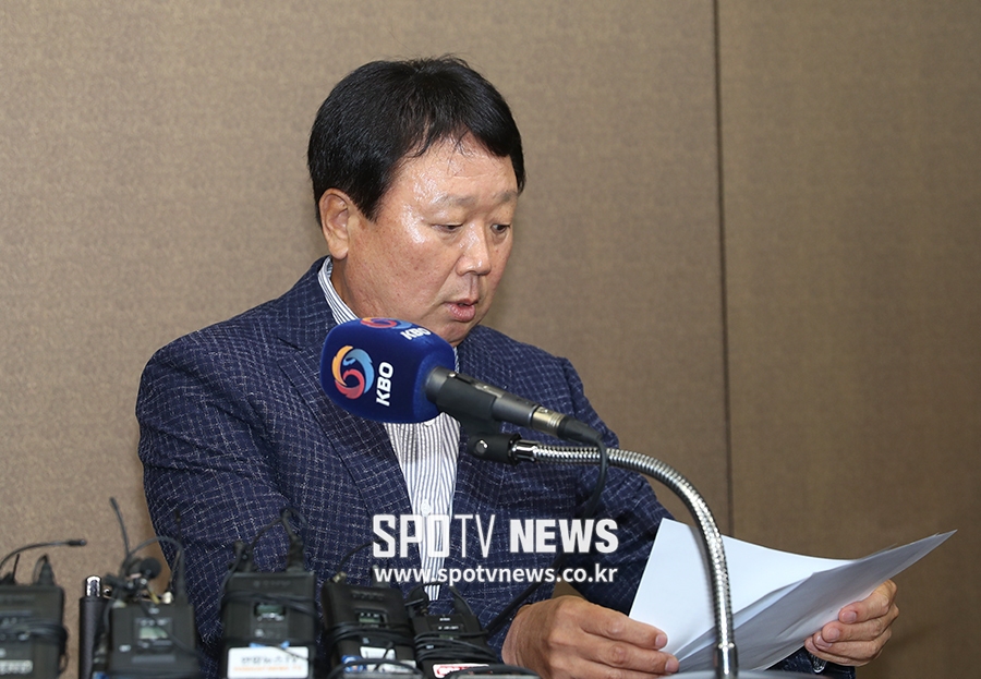 [포토S] 최종 명단 확인하는 선동열 감독
