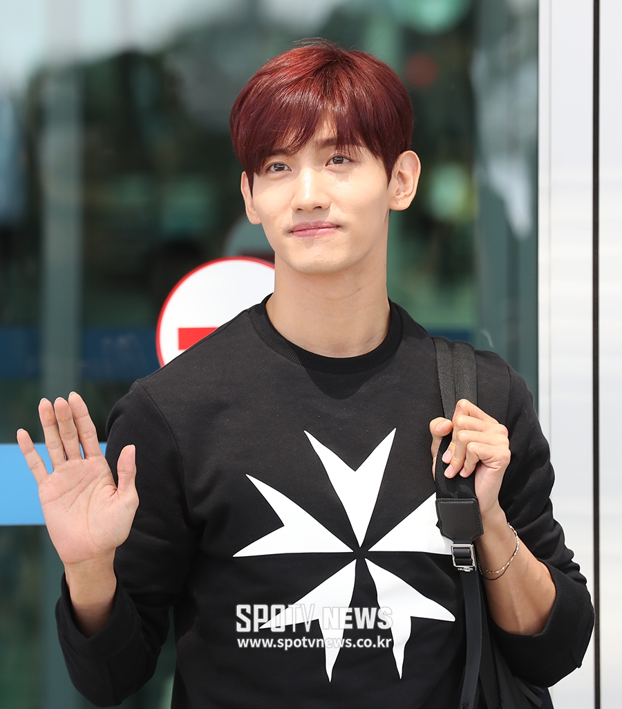 [포토S] 최강창민, 달콤한 손인사