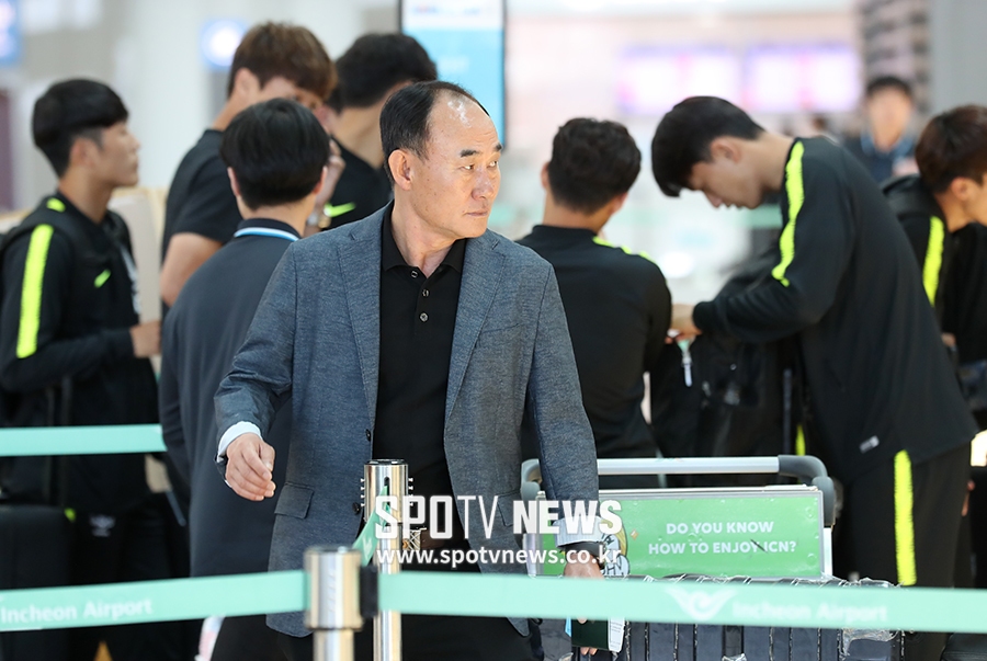 [포토S] 출국 위해 이동하는 김학범 감독