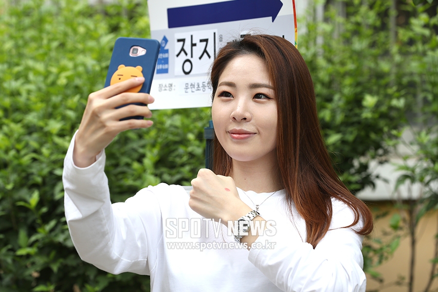 [포토S] 신수지, 투표 마치고 찰칵!
