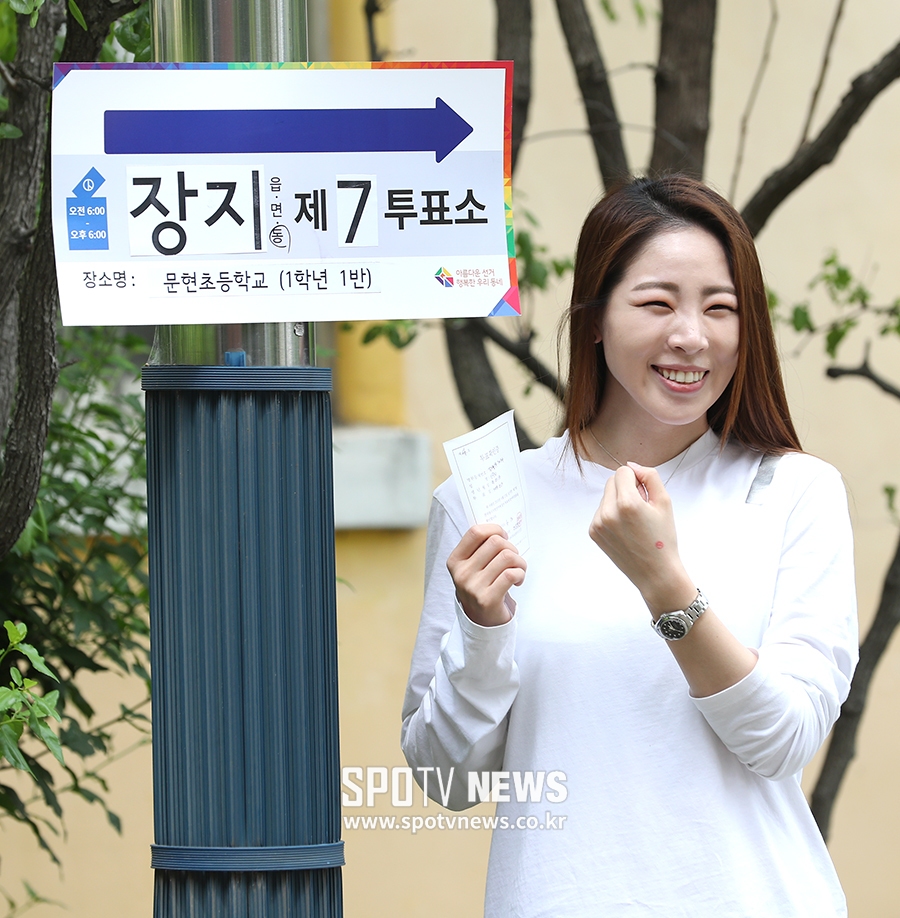 [포토S] 신수지, 투표 마치고 환한 미소