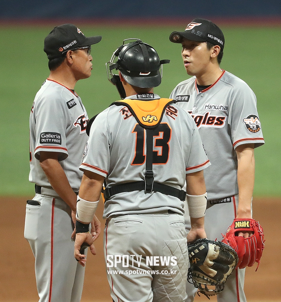 [포토S] 흔들리는 한화 선발 김재영