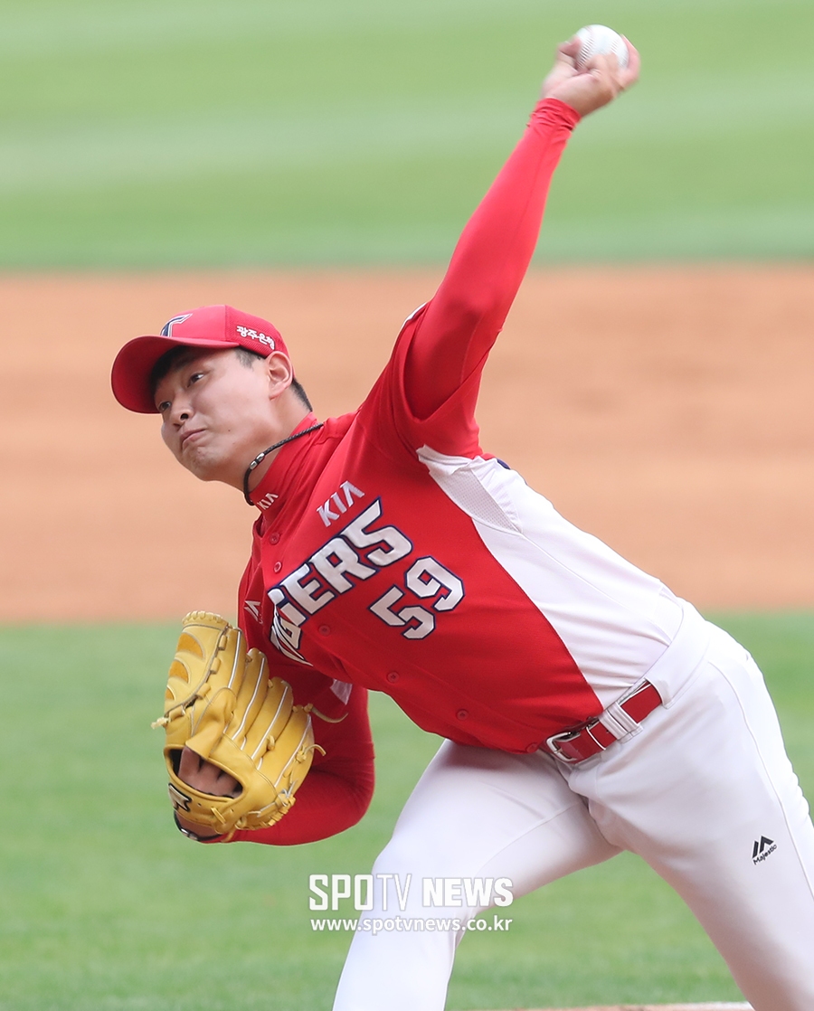[포토S] 김유신, 화랑정신으로 역투
