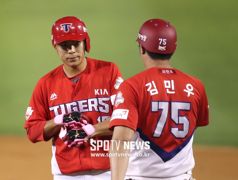 [포토S] 적시타 기록한 황윤호