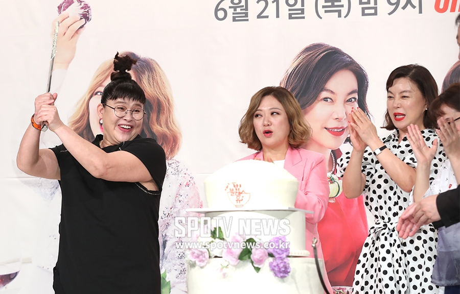 [포토S] 이영자, 케이트 앞에 두고 칼춤