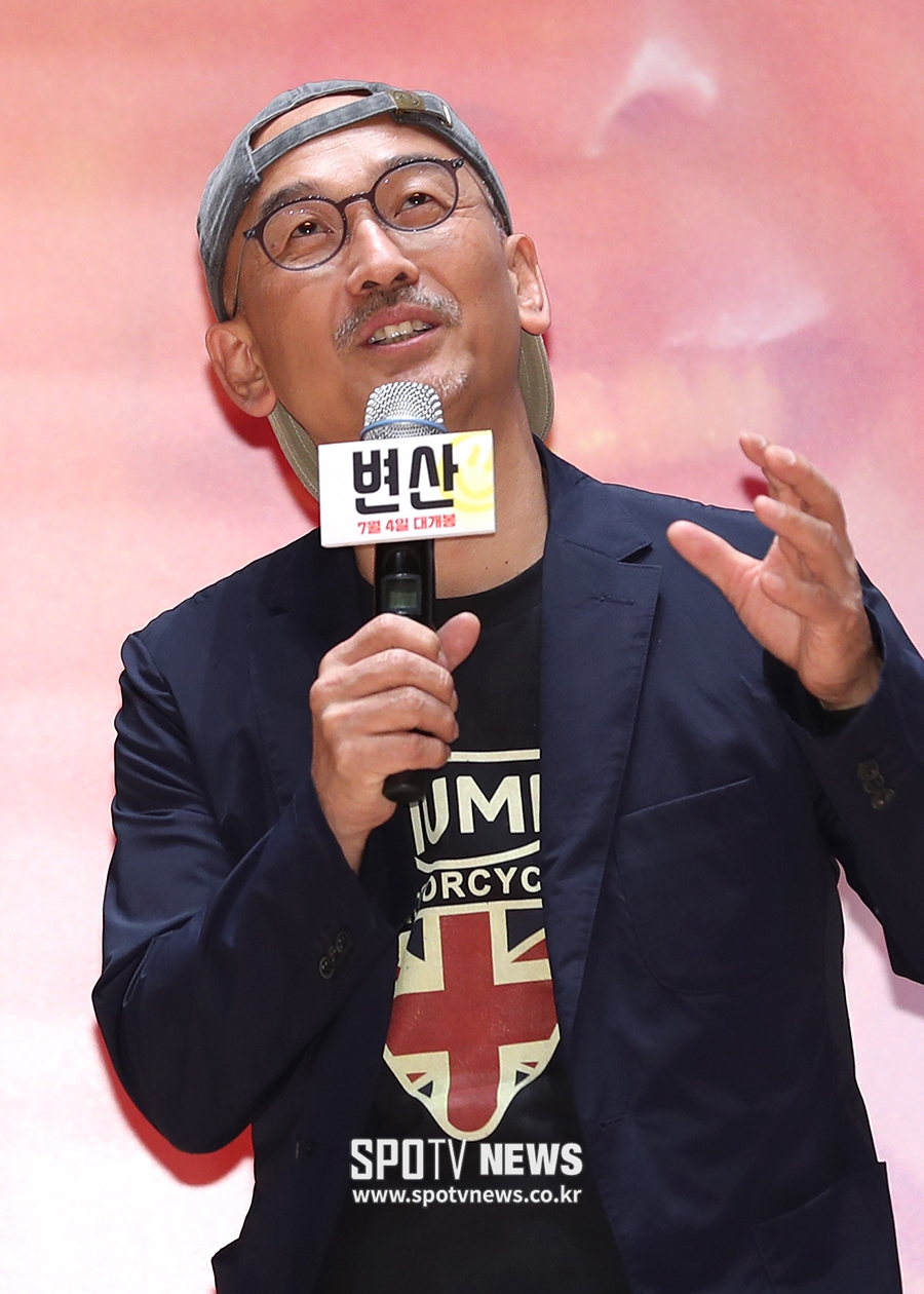 [포토S] 생각에 잠긴 이준익 감독