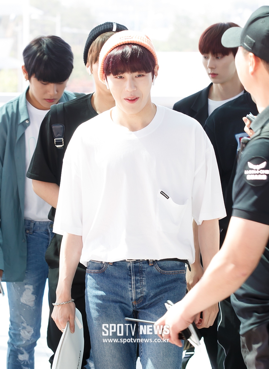 [포토S] 워너원 하성운, 더워도 포기할 수 없는 스타일