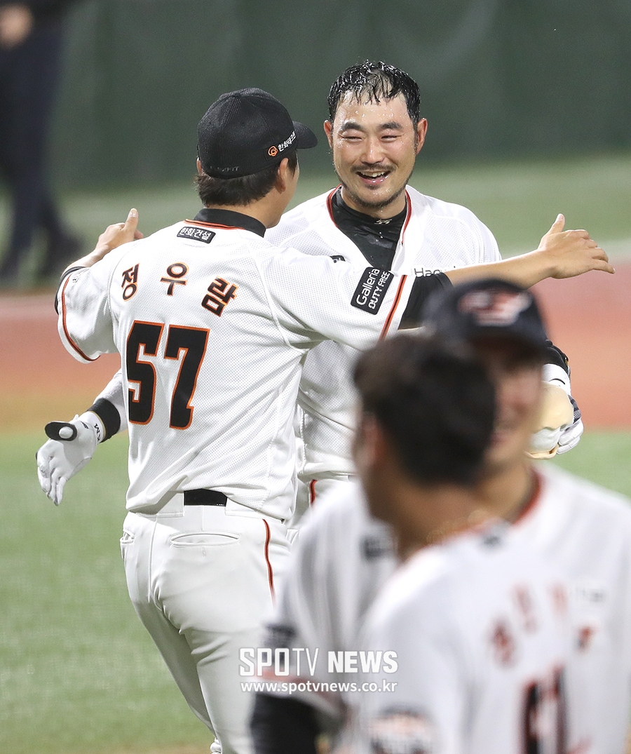 [포토S] 끝내기 스리런 송광민, 정우람과 뜨거운 포옹