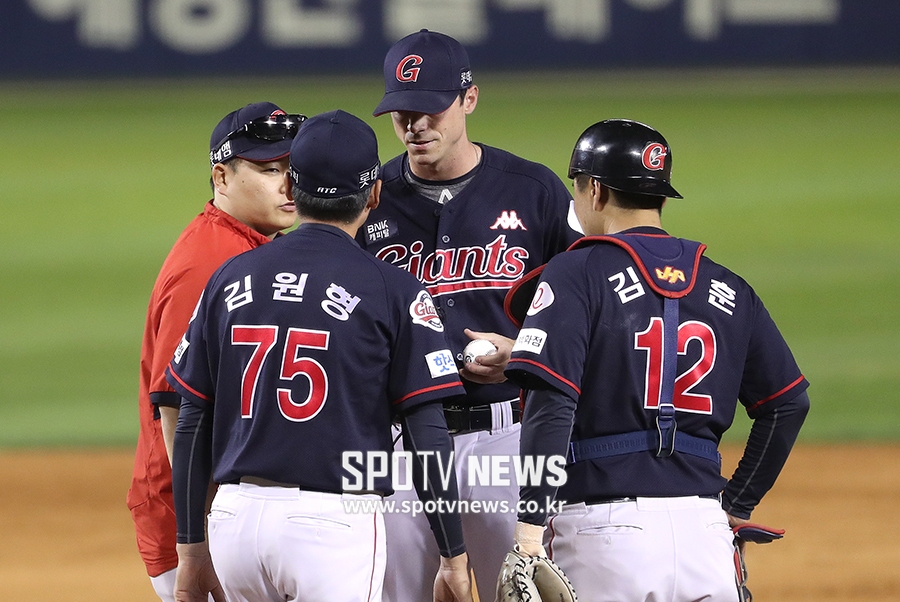 [포토S] 8회 교체되는 롯데 선발 레일리