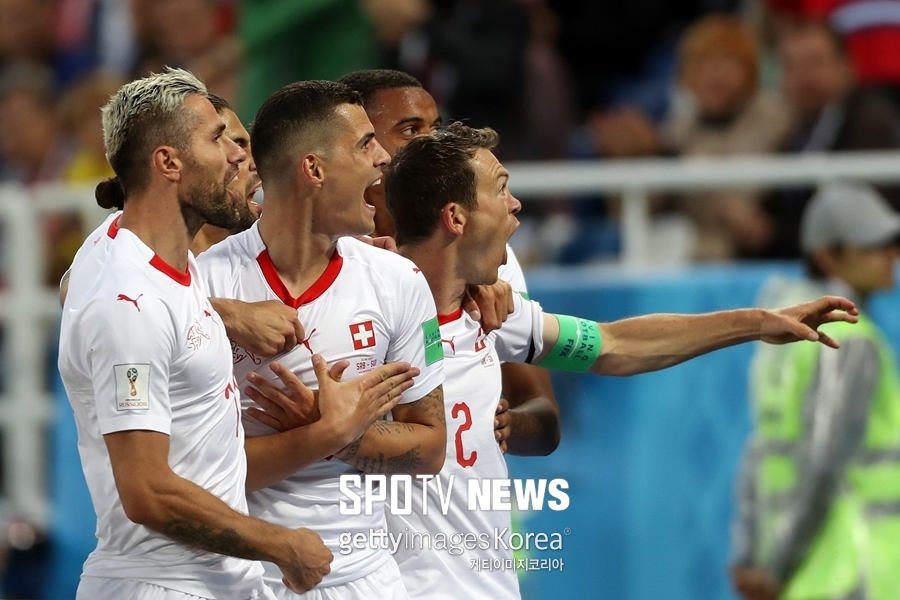 [월드컵 리뷰] '샤키리 극장 골' 스위스, 세르비아에 2-1 승…브라질에 이은 조 2위