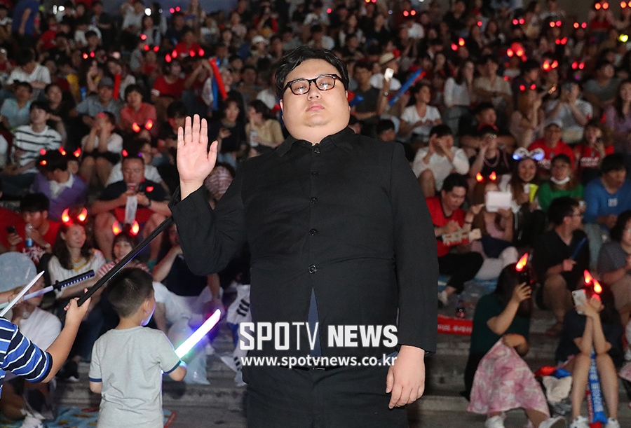 [포토S] 광화문 거리 응원에 나타난 김정은 위원장(?)