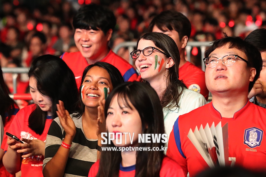 [포토S] 기뻐하는 멕시코 팬