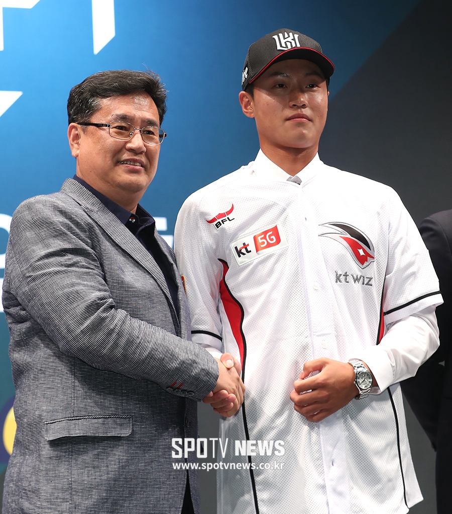 [포토S] 안산공고 전용주, Kt에 지명