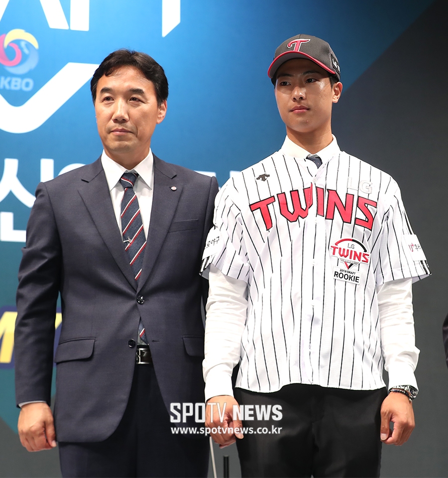 [포토S] 기념촬영을 하는 동아대 이정용