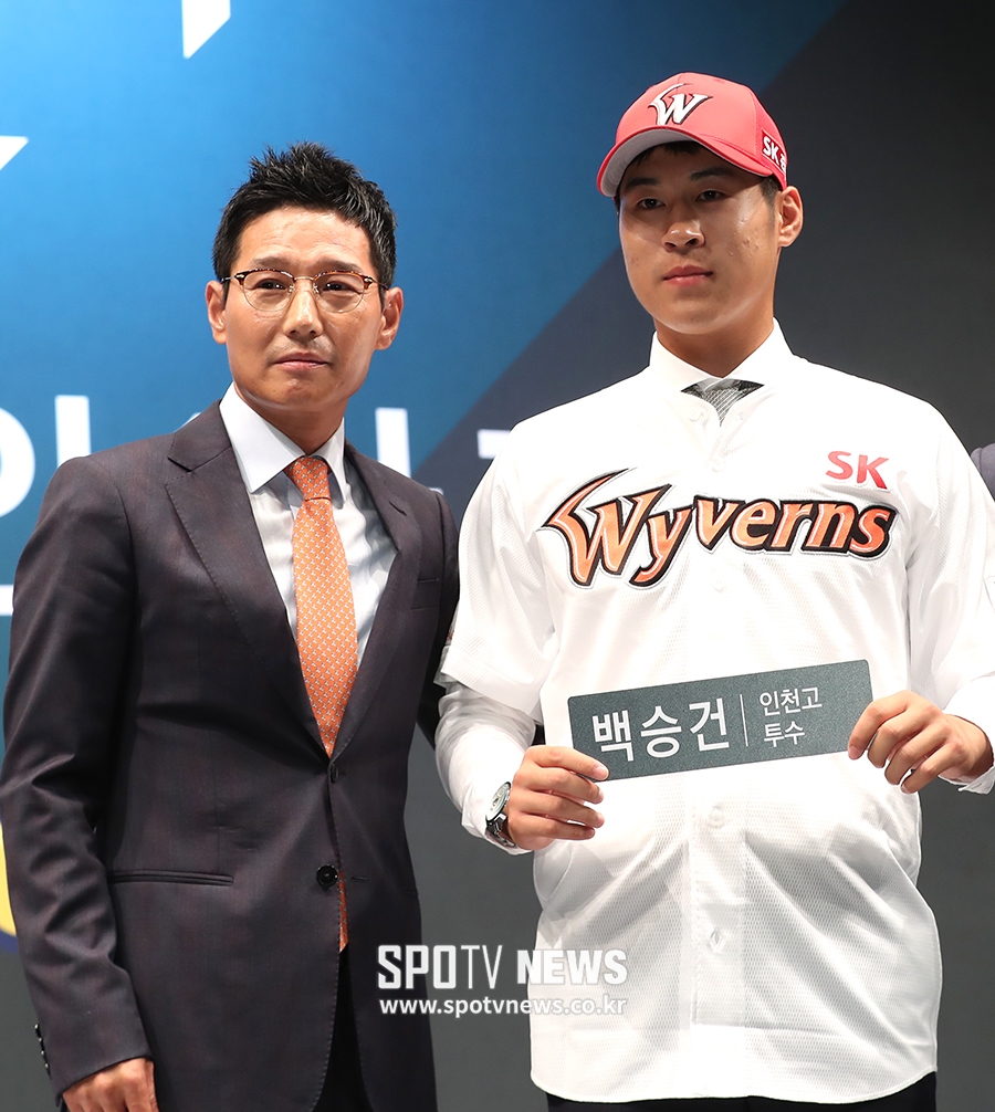 [포토S] 인천고 백승건, SK 염경엽 단장과 함께