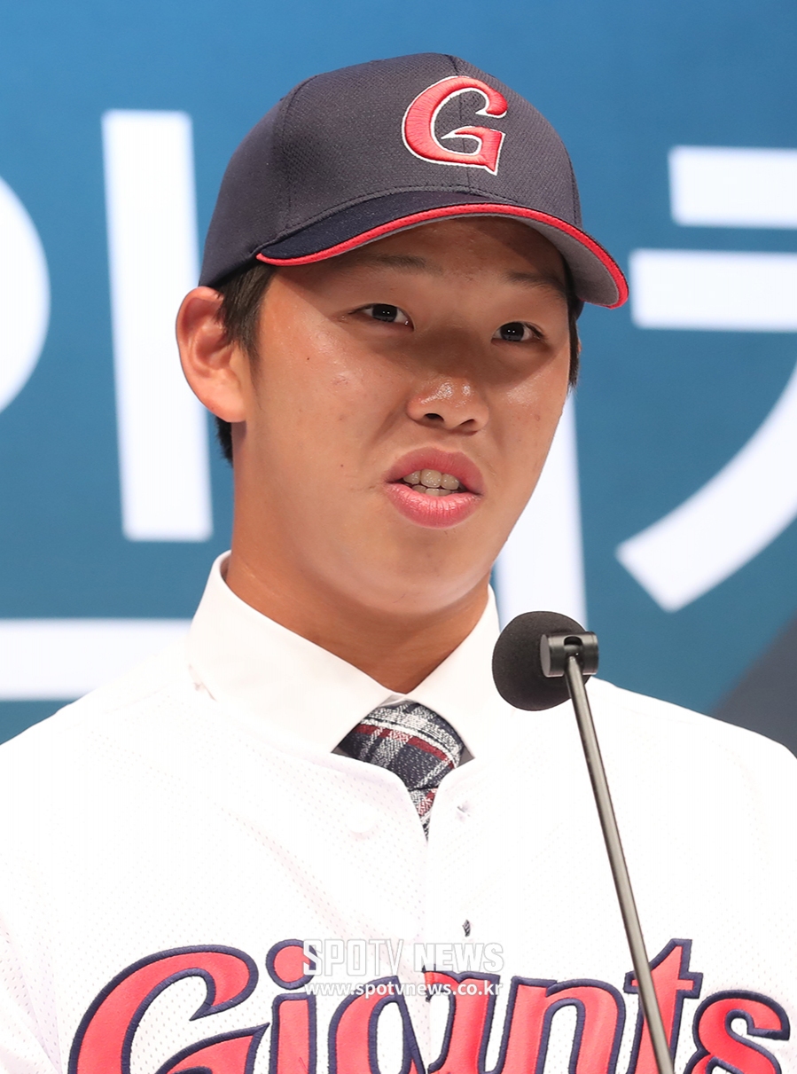 [포토S] 롯데에 지명된 경남고 서준원