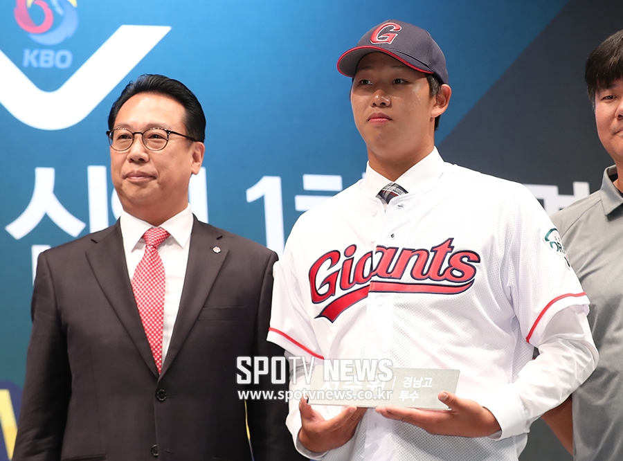[포토S] 기념촬영을 하는 서준원