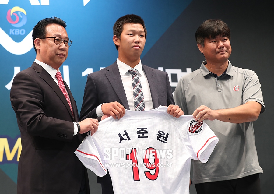 [포토S] 롯데 유니폼 든 경남고 서준원