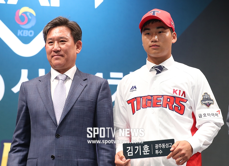 [포토S] 김기훈, 조계현 단장과 기념촬영
