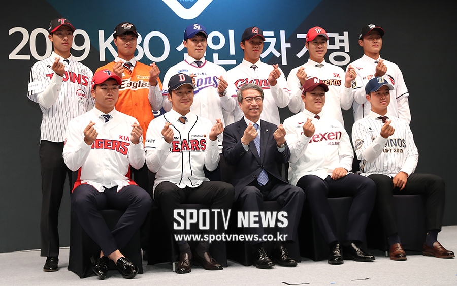 [포토S] 하트 만들어 보이는 1차 드래프트 선수들