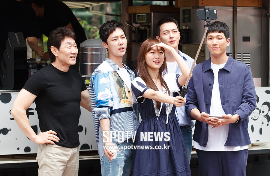 [포토S] 인터넷 방송으로 팬과 만나는 '이리와 안아줘' 배우들
