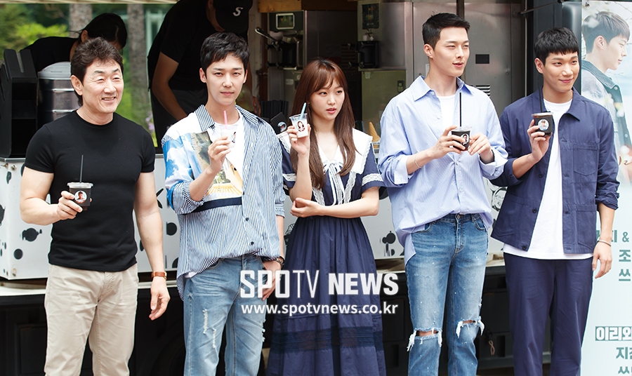 [포토S] 커피차 이벤트에 나선 '이리와 안아줘' 배우들