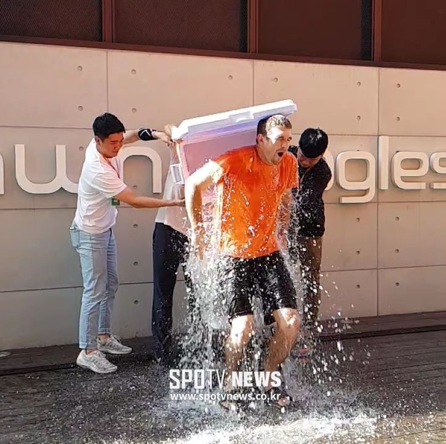 [SPO 현장] "정말 춥네요" 한화 호잉, 아이스버킷챌린지 동참