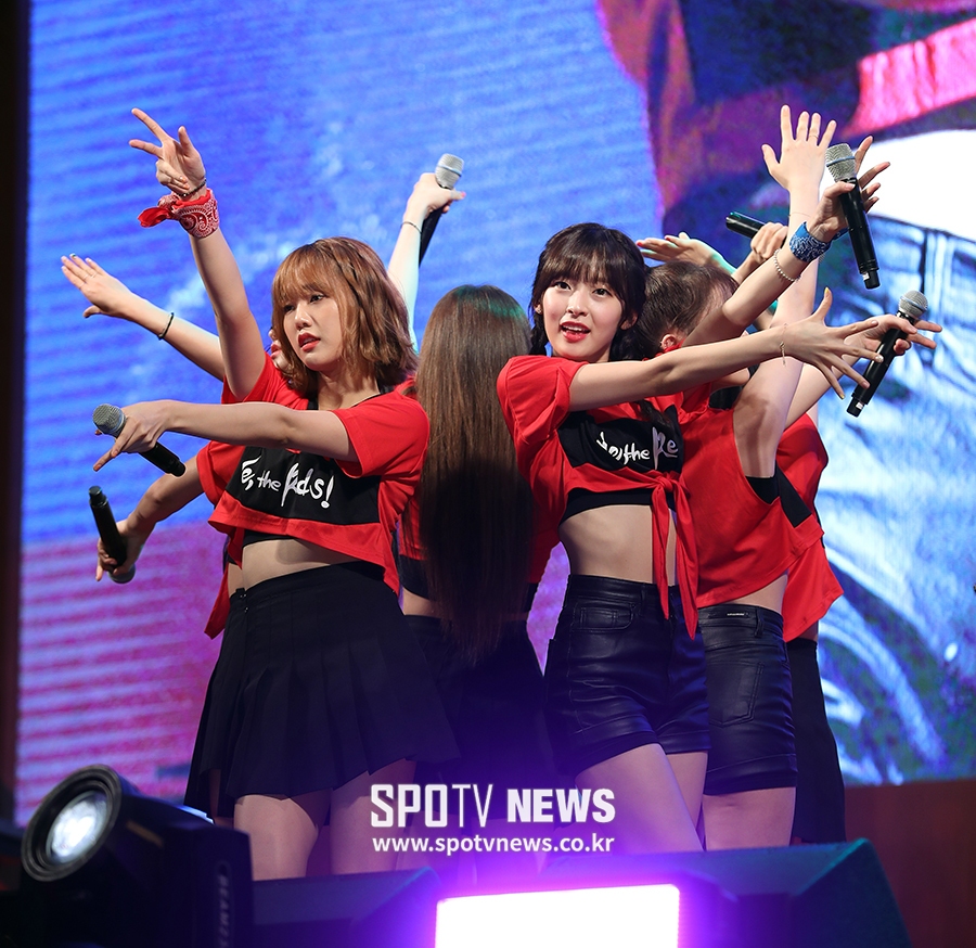 [포토S] 오마이걸, 상큼한 붉은 악마들의 무대!