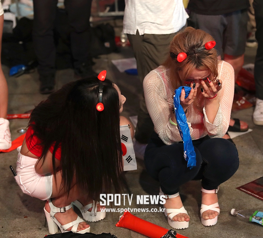 [포토S] 손흥민 추가골에 눈물, '드디어 이겼어'