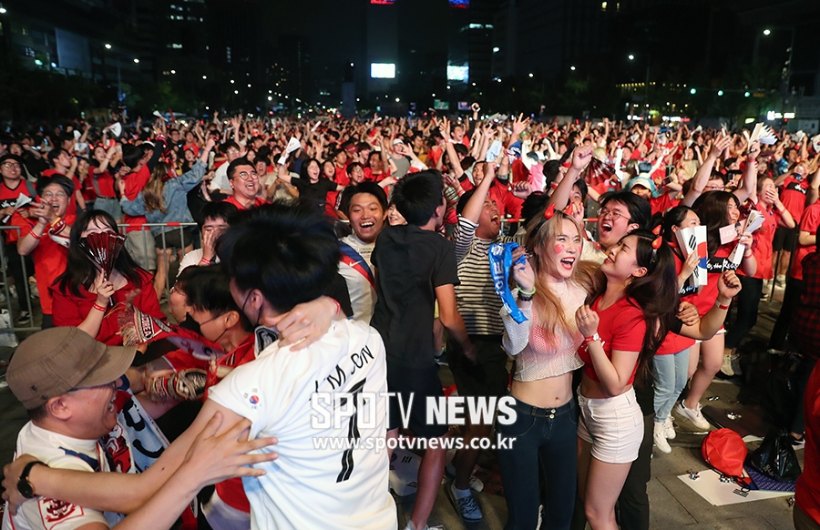 [포토S] 독일전 2-0 극장승에 환호하는 광화문 시민들!