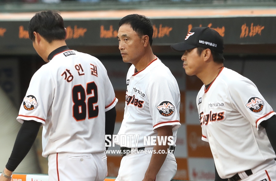 [포토S] 상대 더그아웃 바라보는 송진우 코치