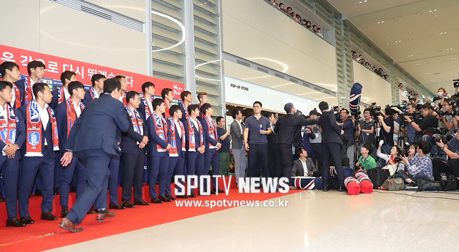 [포토S] 축구대표팀 앞으로 날아오는 베개