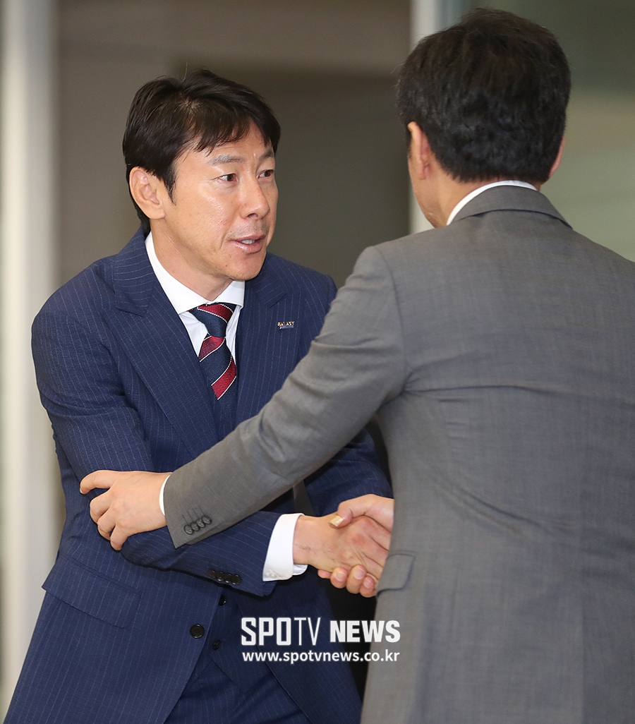 [포토S] 귀국한 신태용 감독, 정몽규 회장과 악수
